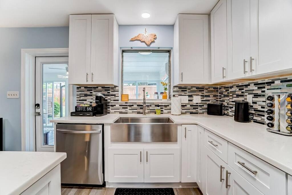 Poolside Bungalow With Fire Pit Fun And King Suite Charlotte Exterior foto